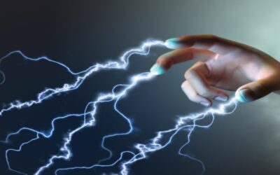 ¿Por qué algunas personas pasan corriente eléctrica al tocarlas?